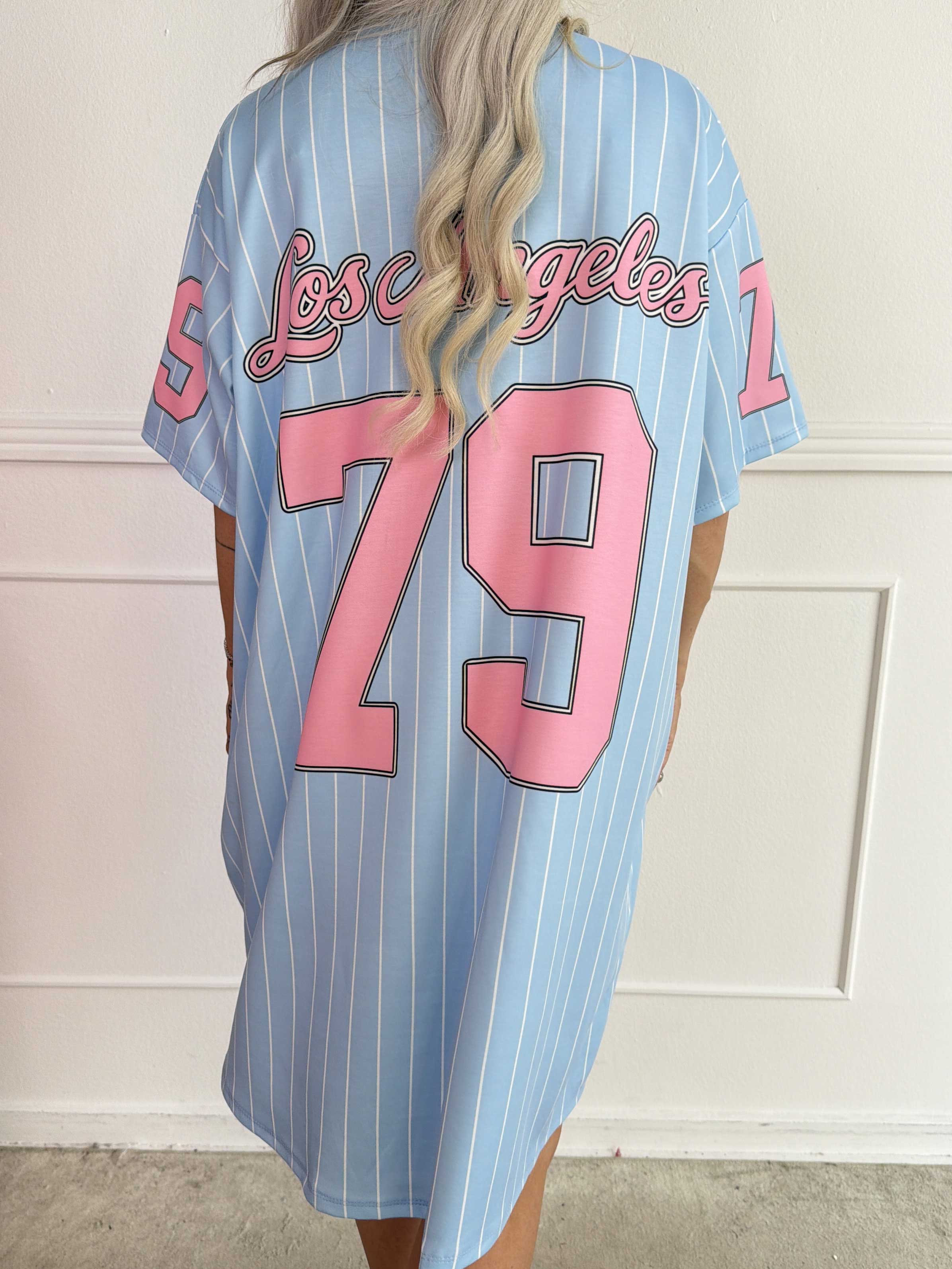 Andrea - T-shirtkjole i blød viskoseblanding med sporty baseball-inspireret design